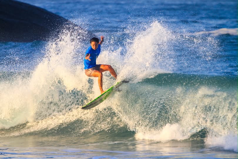 Gabriela Teixeira, instrutora de surf certificada ISA em Búzios